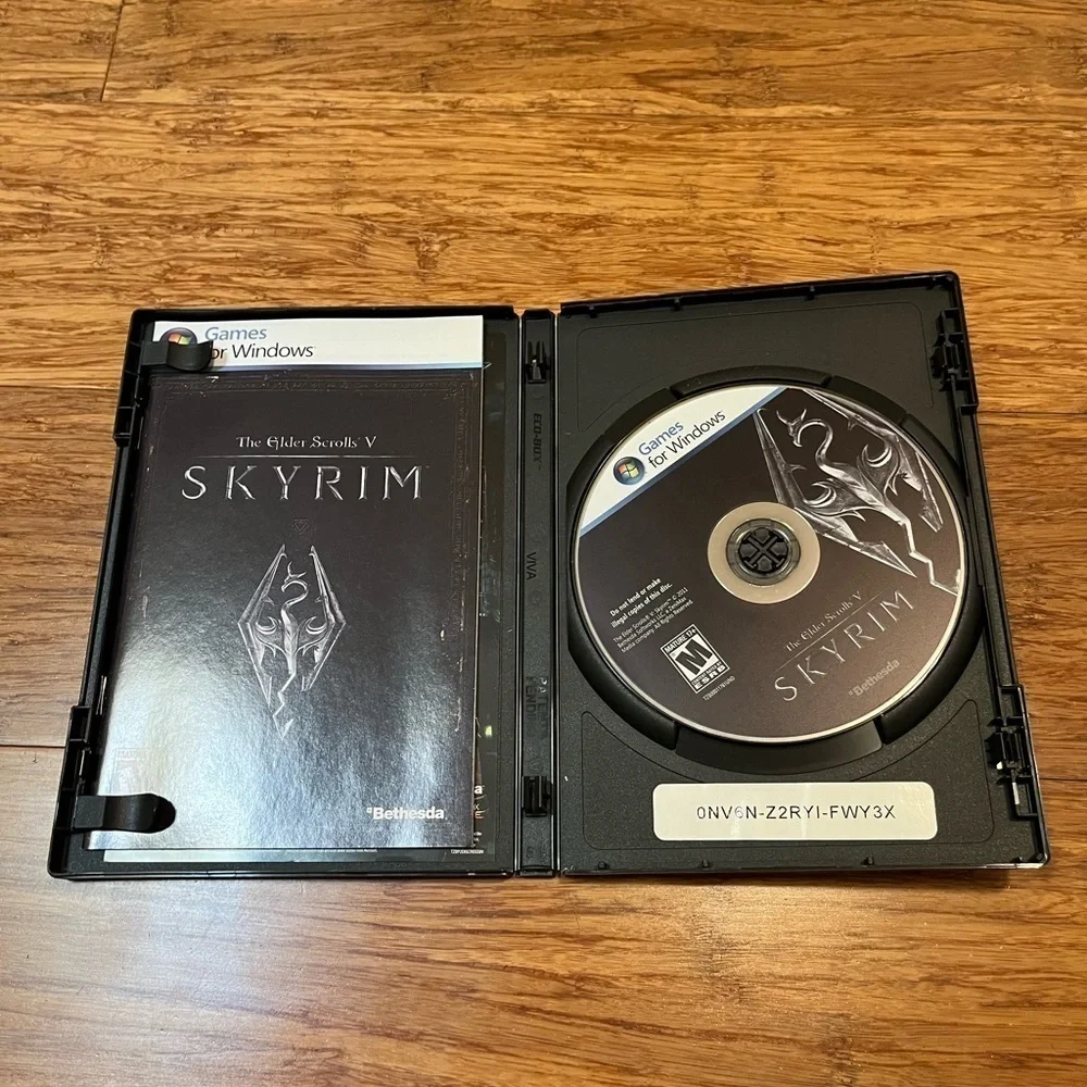 SKYRIM PC DVD game for windows w/ original MAP, case, and instruction booklet
